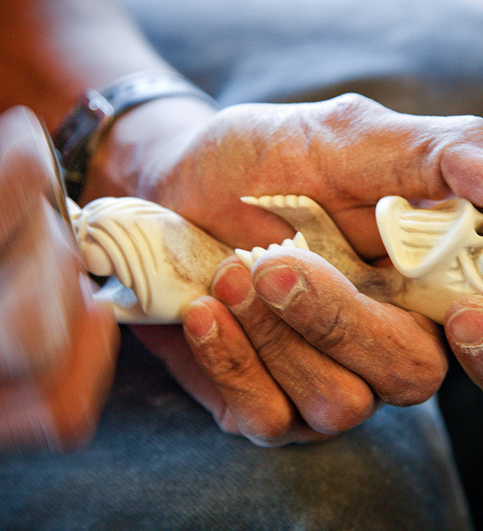 Tasiilaq_handcraft-Rudy-Henningsen-Albatros-Travel