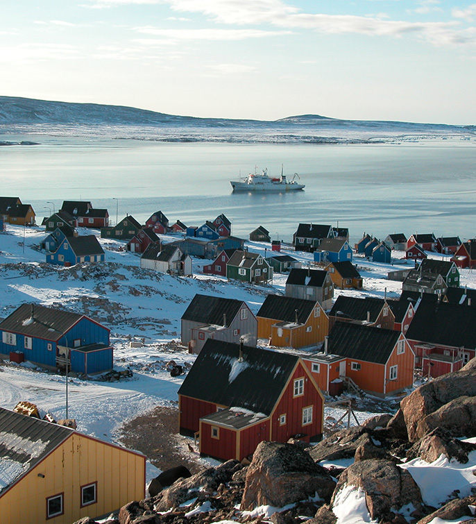 Colourful-houses-of-Ittoqqortoormiit,-East-Greenland,-Scoresby-Sund_Florian-Piper
