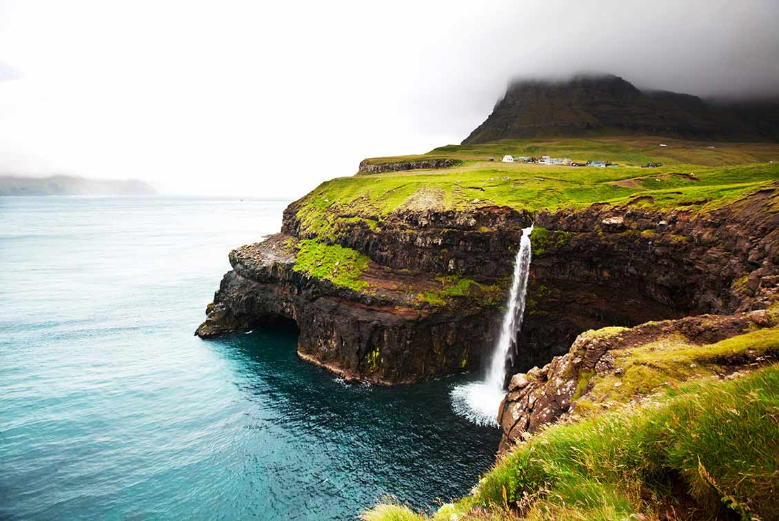 Múlafossur-Wasserfall auf den Färöerinseln