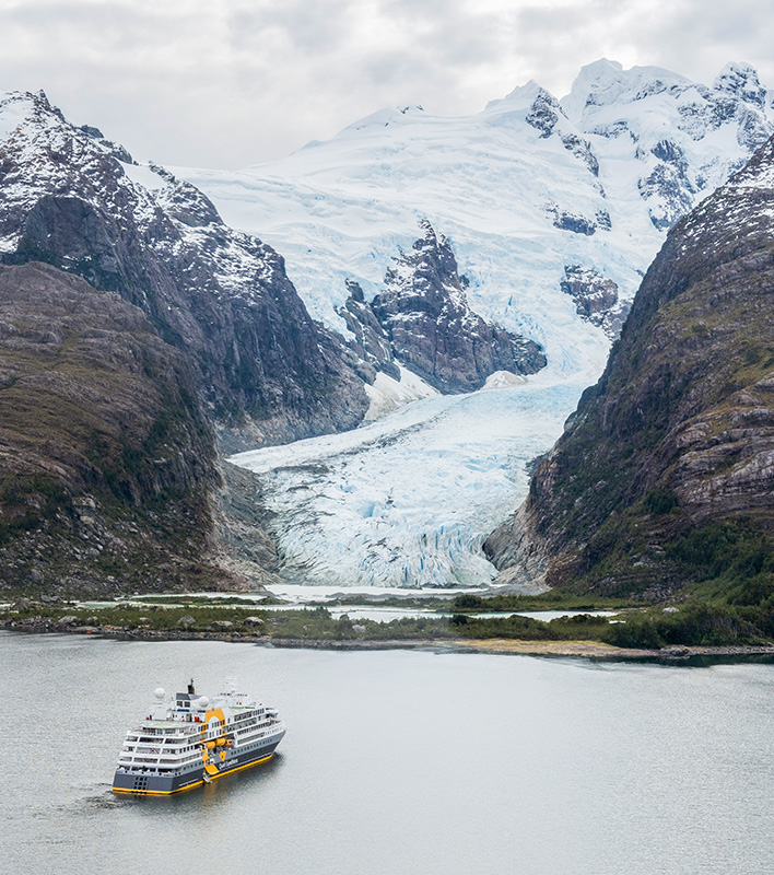 GA_Quark-Expeditions_Patagonia-ULM-vor-Gletscher_Nicolas-Singh