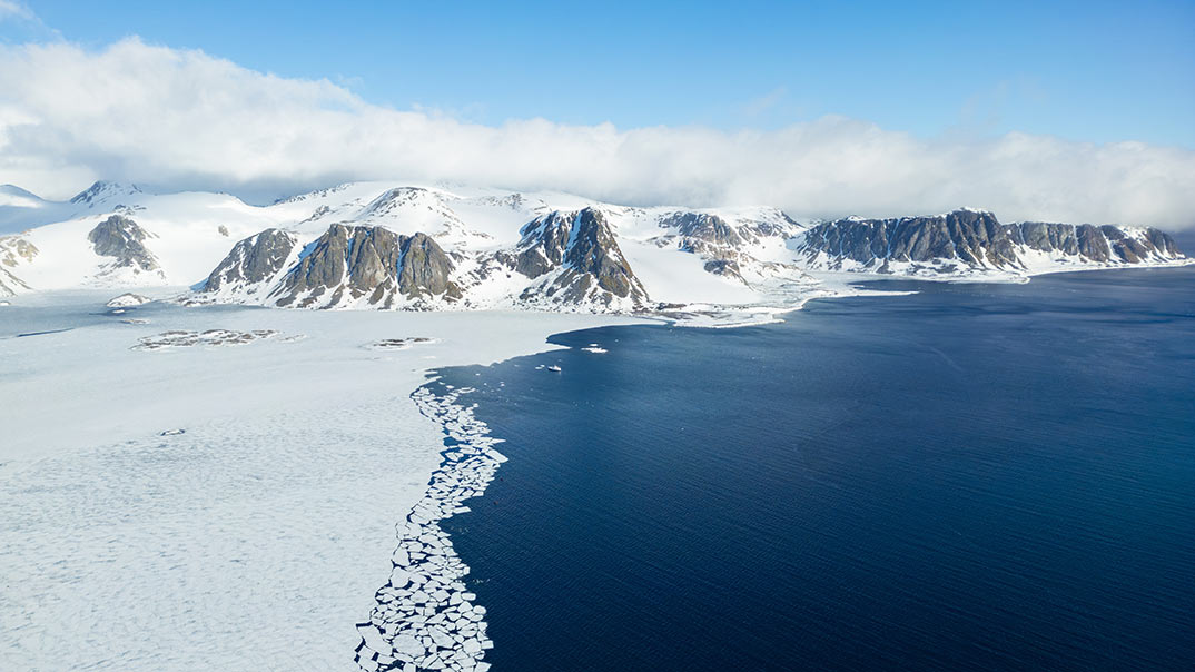 spitzbergen-berge-packeis-ss-pt