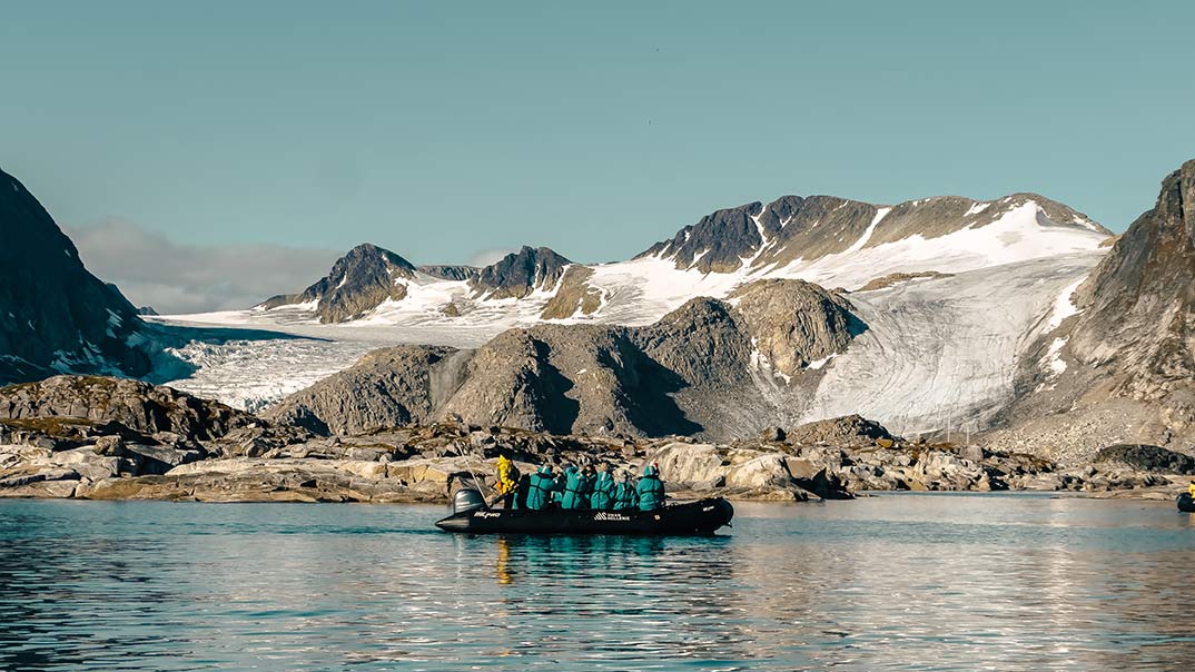 Passangers-on-zodiac---glacier-Bjorn-Steinbekk-Swan-Hellenic