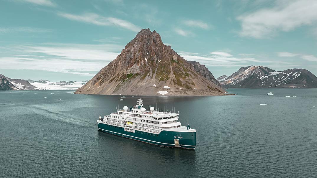 Vega-sailing-and-big-mountain-Bjorn-Steinbekk-Swan-Hellenic