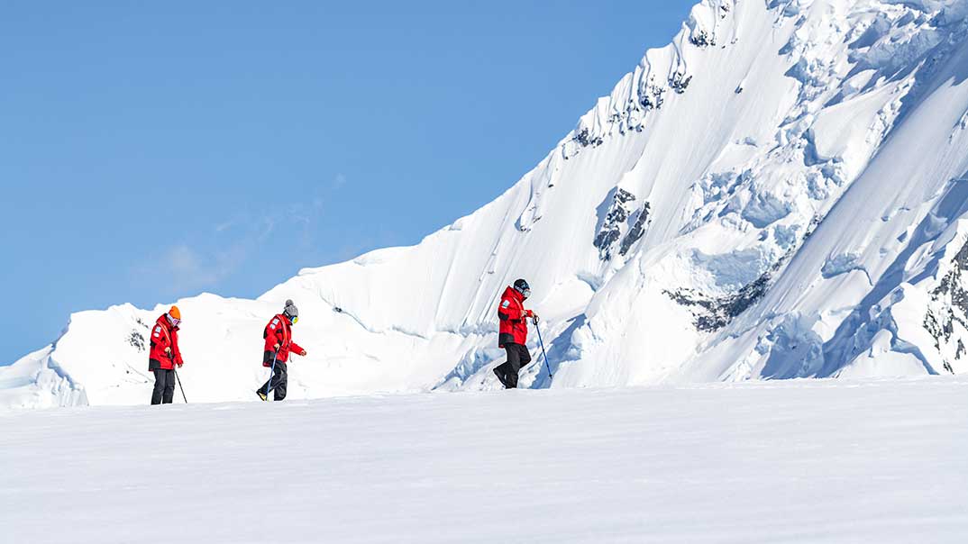 13-Antarctica_Damoy-Point_Randonnee_-StudioPONANT_AlexandreHerbrecht