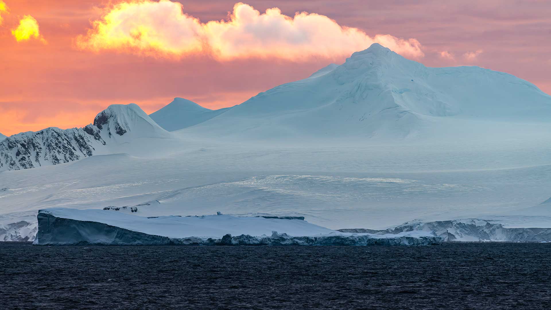 5-Antarctique_Brown-Bluff_Arrival_-StudioPONANT_AlexandreHerbrecht