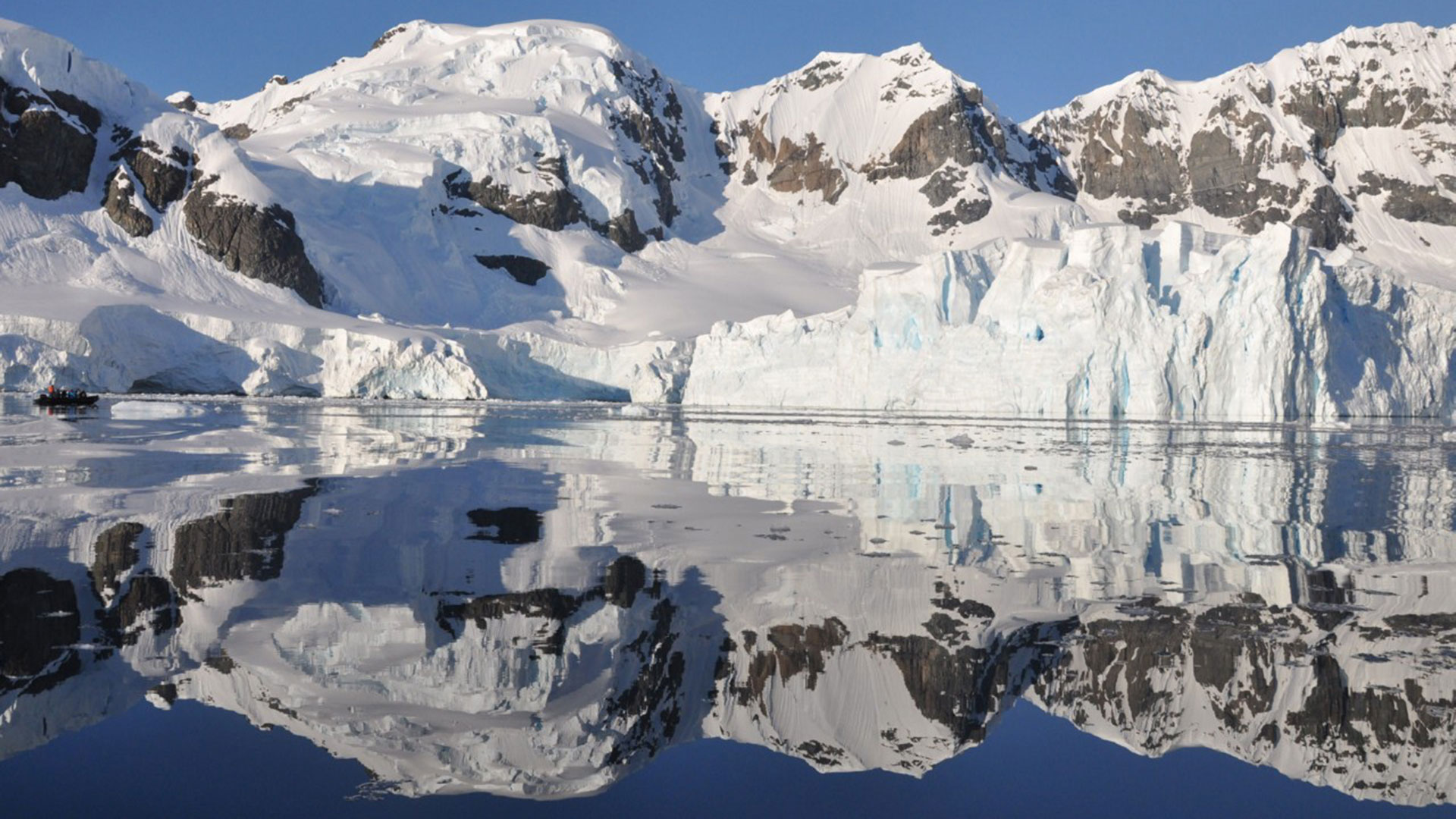Antarktis-Spiegelung_AntarpplyExpeditions