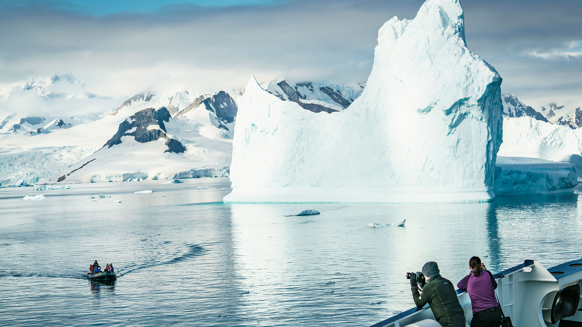 Cruising-amid-Antarctic-icebergs-Dietmar-Denger---Oceanwide-Expeditions