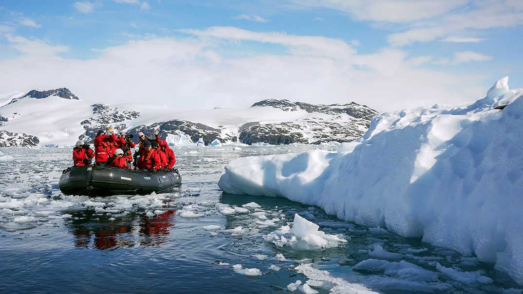 Gruppe im Schlauchboot in der Antarktis