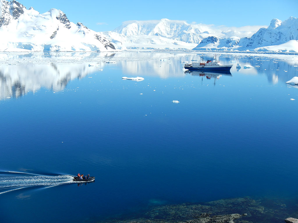 Ushuaia-Bucht-Zodiac_AntarpplyExpeditions
