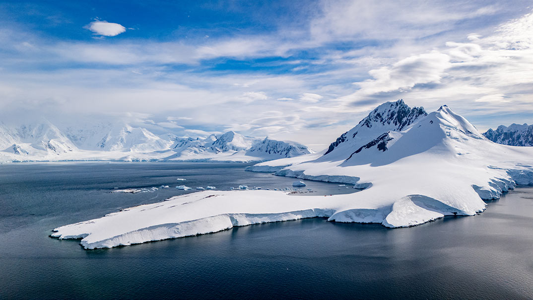 V3325120109_06-12-2025_AM_Port-Lockroy_Antarctic-Peninsula_Benn-Berkeley_Swan-Hellenic
