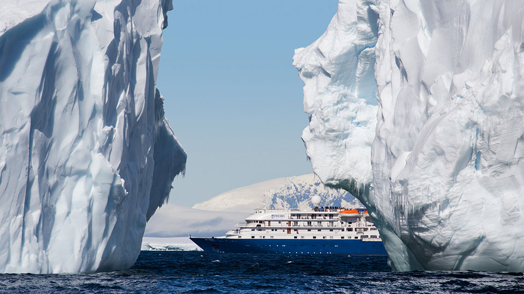 Poseidon_SeaSpirit-zwischen-Eisbergen_JohnBozinov-(4)