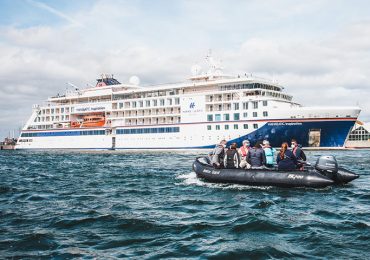 Passagiere der Hanseatic inspiration auf einer Zodiacfahrt